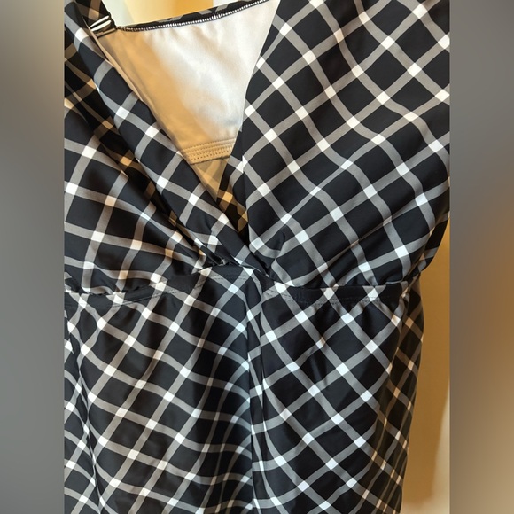 Stylish Black and White Checkered Women's Cropped Tankini-size 3X - Picture 4 of 7